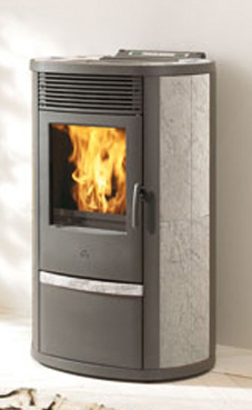 EDILKAMIN LILIA PLUS PIEDRA NATURAL de 8 Kw. Estructura completamente de fundición. Panel sinóptico en el top. Mandos para su regulación. Estufa a pellet de dimensiones pequeñas, con descarga forzada.