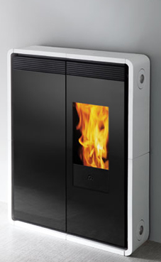 EDILKAMIN KELLY de 9 Kw. Estufa  que ahorra espacio de 26 cm de profundidad. Salida aire caliente frontal. Aire caliente canalizable desde el lateral derecho, de detrás y del top. Fuego de fundición y frontal de cristal/acero.